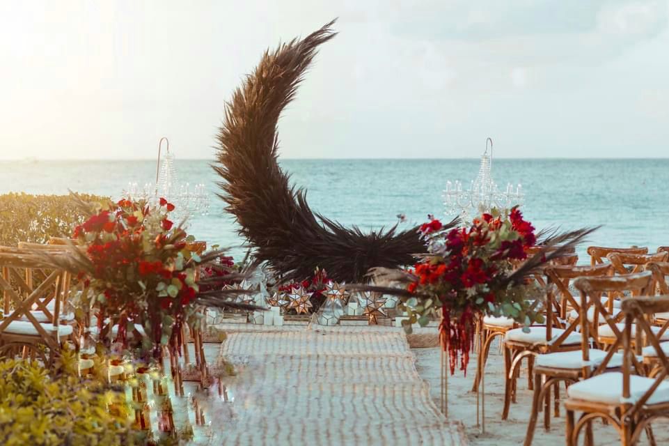 Novios en ceremonia frente al mar en Cozumel